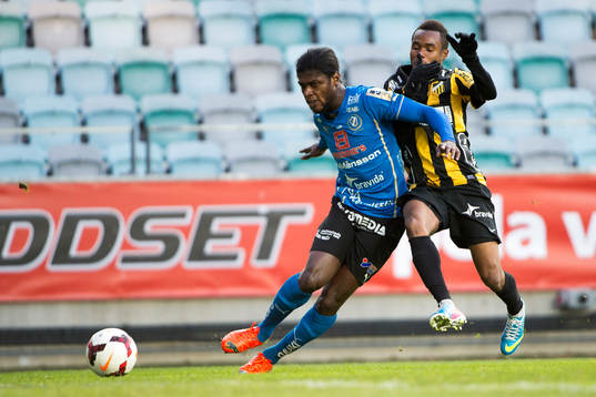Halmstads Joseph Baffo håller undan Häckens Nasiru