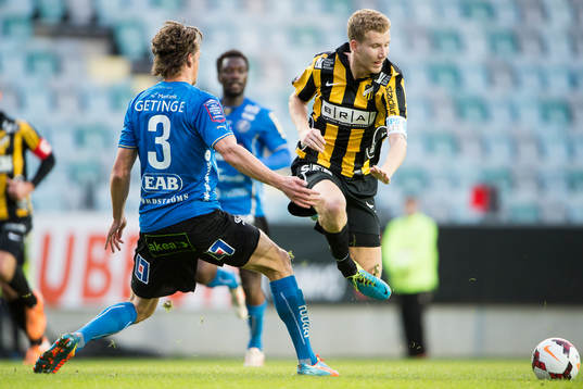 Halmstads Fredrik Liverstam kommer inte åt Häckens Simon