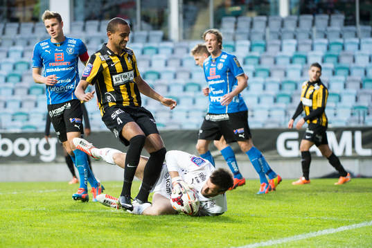 Halmstads målvakt Stojan Lukic snor bollen framför