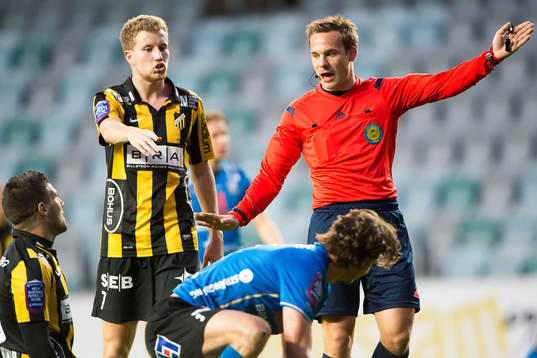 Häckens Simon Gustafson pratar med domare Kristoffer
