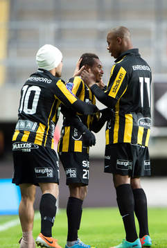 Häckens Moestafa El Kabir (med skadad fot) och Carlos
