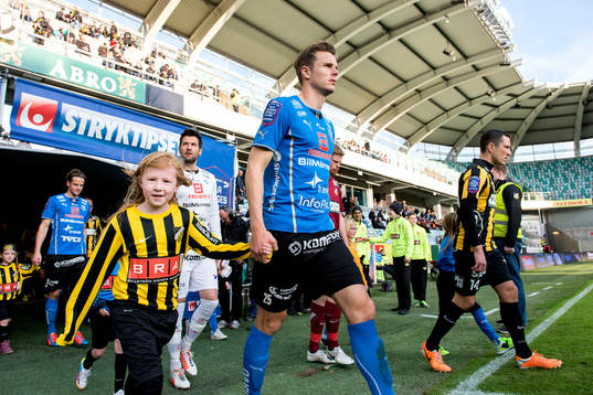 Halmstads Rickard Magyar tågar ut på planen innan
