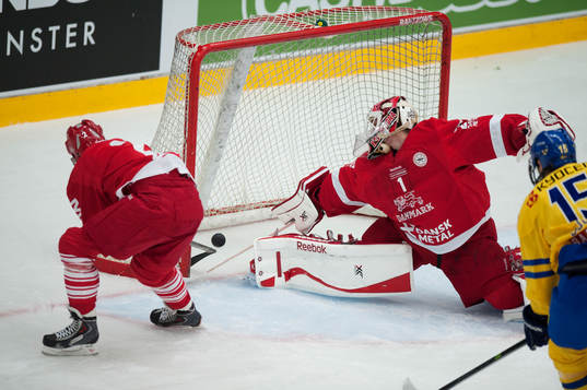Danmarks målvakt släpper in Sveriges 2-1 vilken Mattias