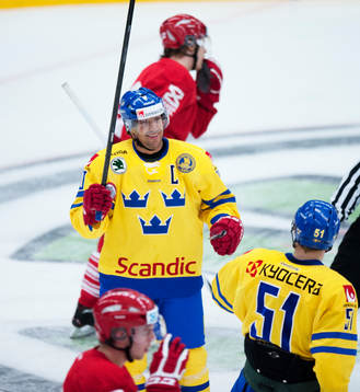 Sveriges Joel Lundqvist har kvitterat till 1-1 och grattas