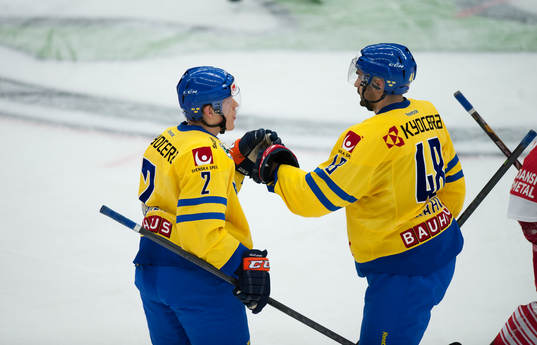 Sveriges Daniel Rahimi har gjort 2-1 och grattas av Niclas