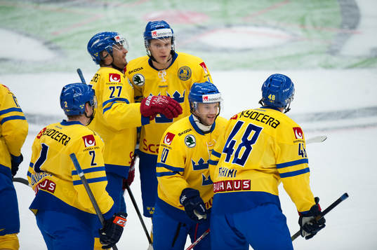 Sveriges Daniel Rahimi har gjort 2-1 och grattas i