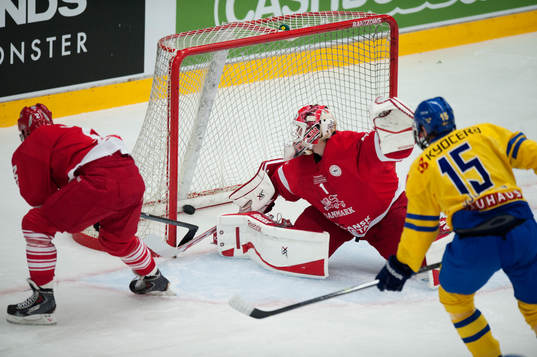 Danmarks målvakt släpper in Sveriges 2-1 vilken Mattias