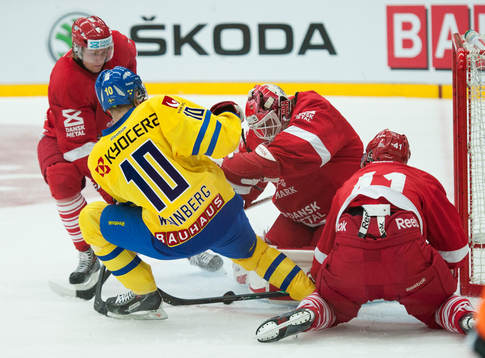 Sveriges Alexander Wennberg oroar Danmarks målman Patrick