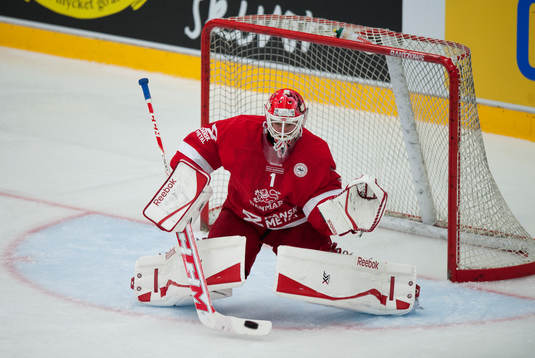 Danmarks målman Patrick Galbraith släpper in ett av