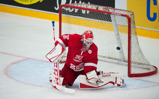 Danmarks målman Patrick Galbraith släpper in ett av