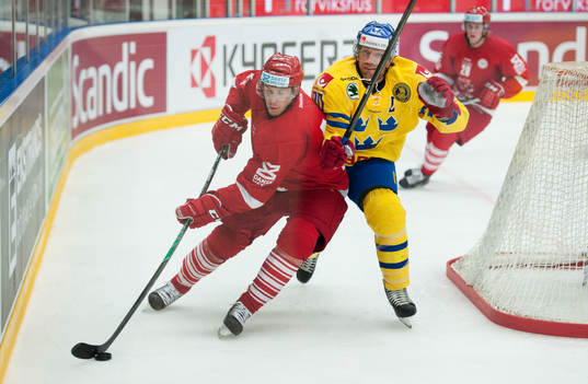 Sveriges Joel Lundqvist jagar Danmarks Jesper Jensen i