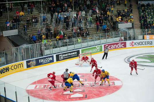Glest på läktarna i Lindab arena i ishockeylandskampen