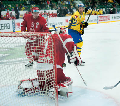 Sveriges Andreas Thuresson och Danmarks målman Patrick