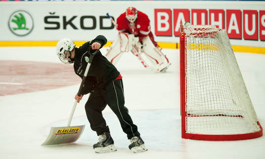 Isen prepareras mitt i matchen i ishockeylandskampen mellan