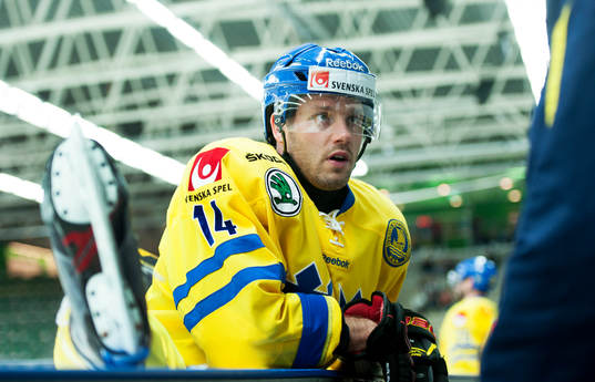 Sveriges Jesper Ollas i ishockeylandskampen mellan Sverige