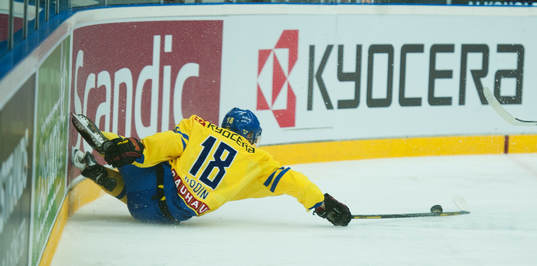 Sveriges Anton Rödin faller i ishockeylandskampen mellan