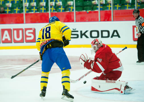 Sveriges Anton Rödin oroar Danmarks målvakt Patrick