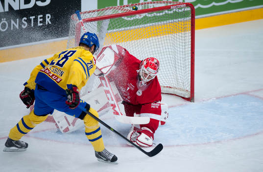 Sveriges Dick Axelsson mot Danmarks målvakt Patrick