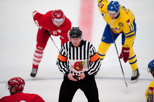 Domaren klart för nedsläpp i ishockeylandskampen mellan