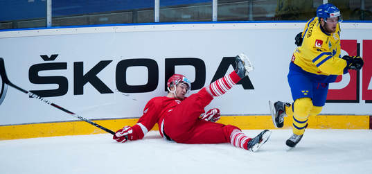 Sverige har tacklat omkull en dansk i ishockeylandskampen