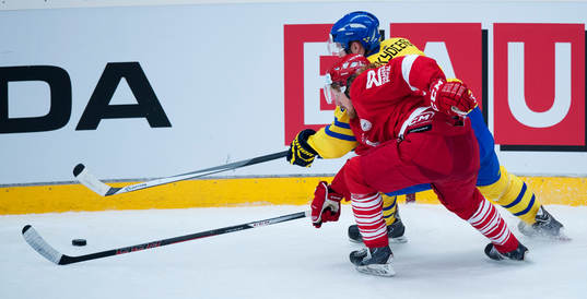 Tuff närkamp vid sargen i ishockeylandskampen mellan