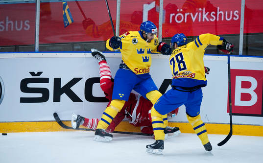 Sverige tacklar omkull en dansk i ishockeylandskampen