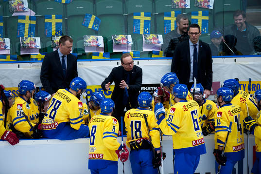 Sveriges förbundskapten Pär Mårts coachar sina mannar i
