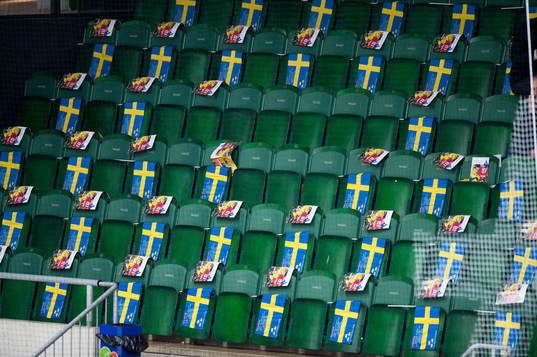 Tomma stolar med svenska flaggor i Lindab arena i