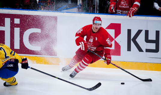 Danmarks Mads Christensen i ishockeylandskampen mellan