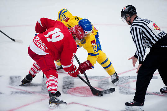 Domaren gör nedsläpp mellan Danmarks Kim Staal och