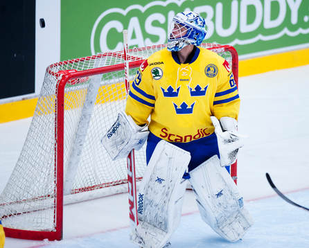 Sveriges målvakt Oscar Alsenfelt ser pucken flyga förbi i