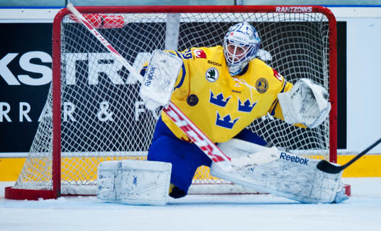 Sveriges målvakt Oscar Alsenfelt i ishockeylandskampen