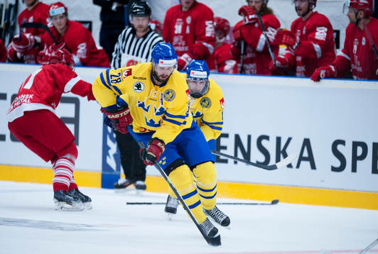 Sveriges Dick Axelsson i ishockeylandskampen mellan Sverige