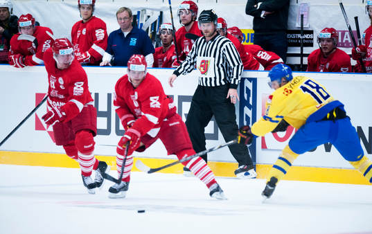 Sveriges Anton Rödin i ishockeylandskampen mellan Sverige