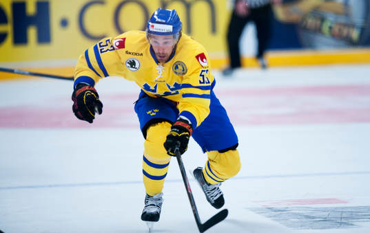 Sveriges Andreas Thuresson i ishockeylandskampen mellan