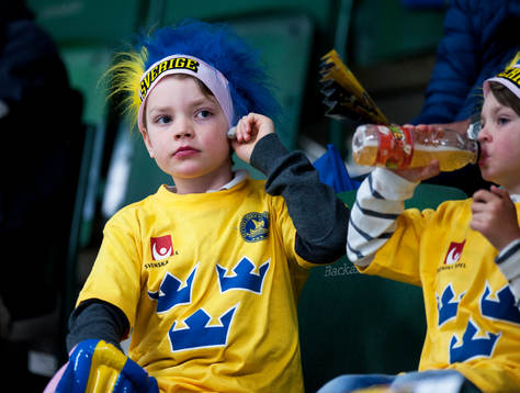 Unga svenska supporters i ishockeylandskampen mellan