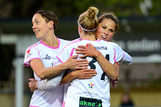 Rosengårds Sara Björk Gunnarsdottir kramas om av Anja