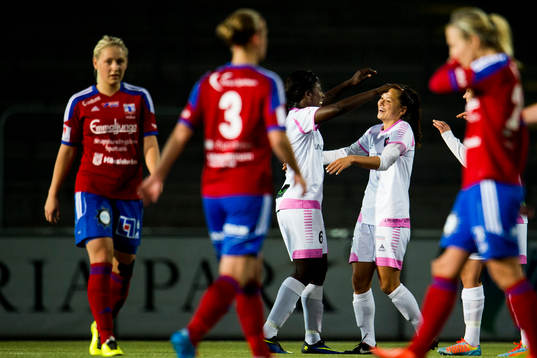 Rosengårds Anita Asante och Alexandra Riley jublar och