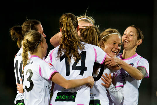 Rosengårds Katrin Schmidt och Therese Sjögran firar med