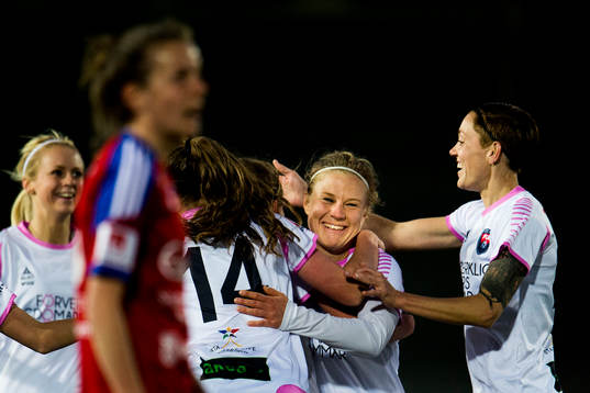 Rosengårds Katrin Schmidt och Therese Sjögran firar med