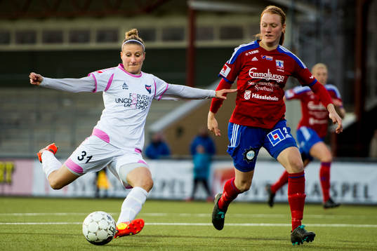 Rosengårds Anja Mittag skjuter framför Vittsjös Sanna