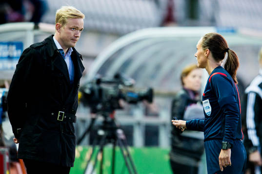 Domare Pernilla Larsson pratar med Rosengårds tränare