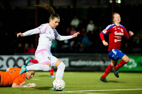 Rosengårds Ramona Bachmann rundar Vittsjös målvakt