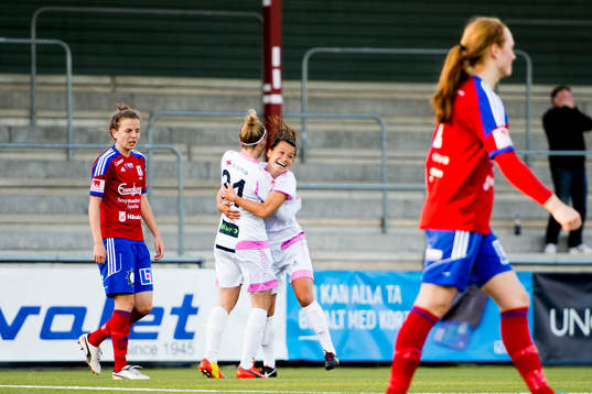 Rosengårds Anja Mittag jublar med Alexandra Riley
