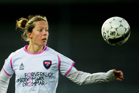Rosengårds Lina Nilsson med blicken på bollen