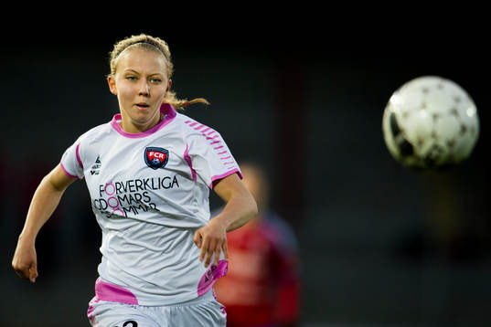 Rosengårds Nathalie Persson jagar en boll