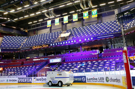 Spolning av is i Löfbergs Arena innan nedsläpp
