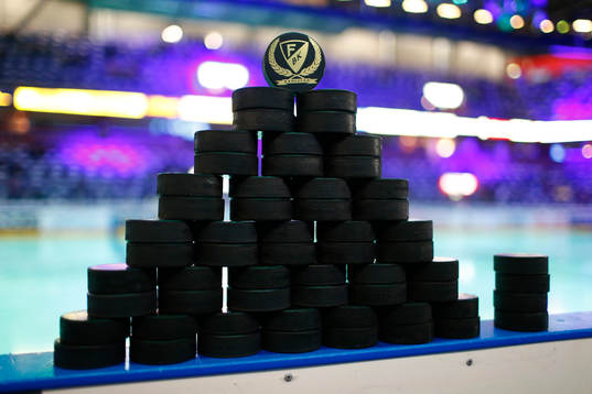 Puckar ligger uppradade