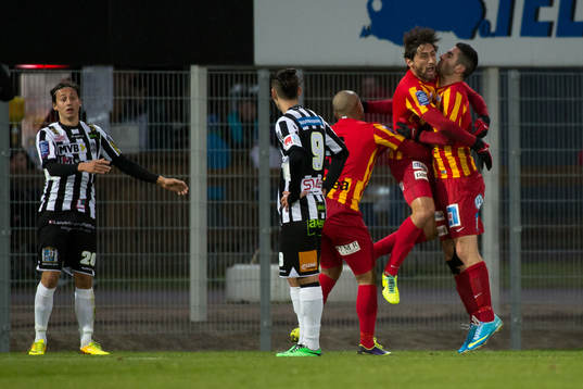 Syrianska Diego Brum och Saman Ghoddos jublar
