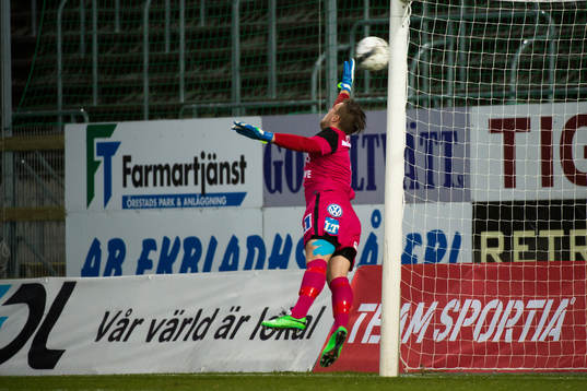 Landskronas Andreas Dahl (ej på bilden) gör 1-1 målet